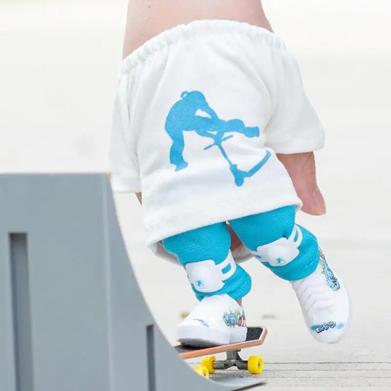 Mini Finger Scooter Set Mini Finger Skateboard With Pants And Shoes Halloween Party Favor Kids' Birthday Gift Game Toys
