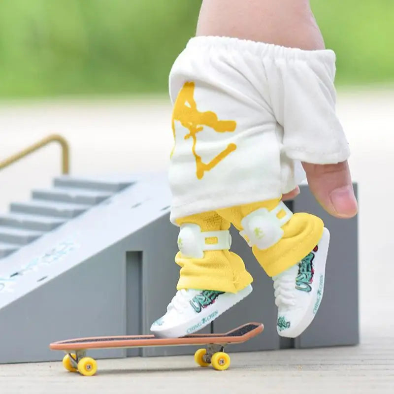 Mini Finger Scooter Set Mini Finger Skateboard With Pants And Shoes Halloween Party Favor Kids' Birthday Gift Game Toys